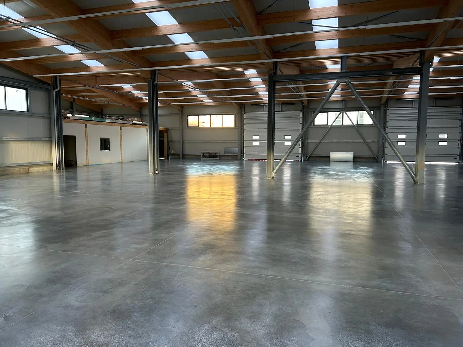 Pavimentazione industriale in resina all'interno di un'industria