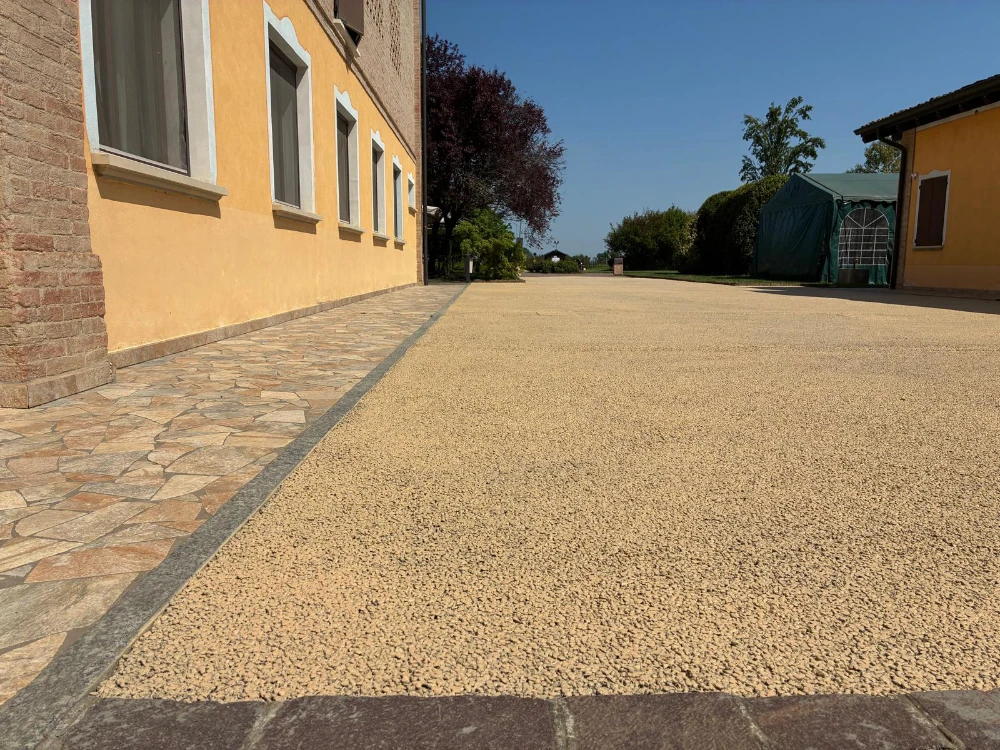 Pavimentazione drenante in calcestruzzo in un cortile privato