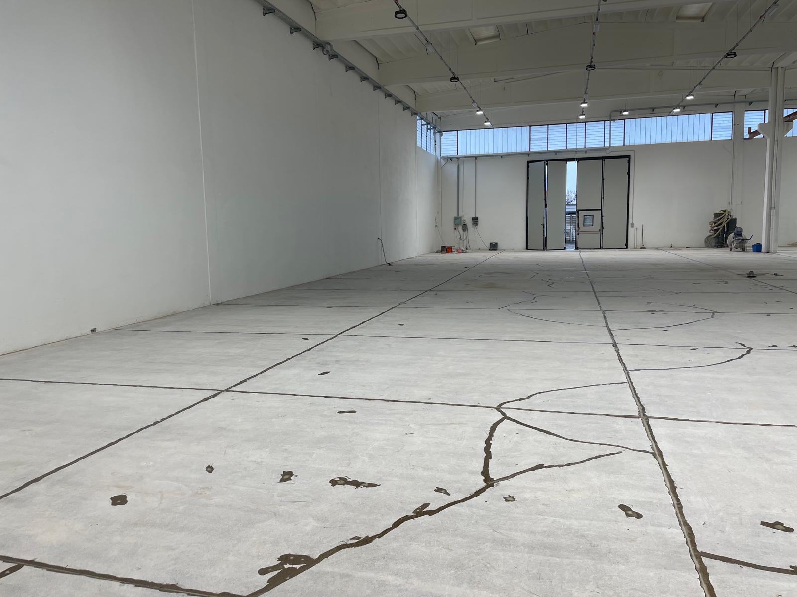 Pavimentazione usurata all'interno di un'industria